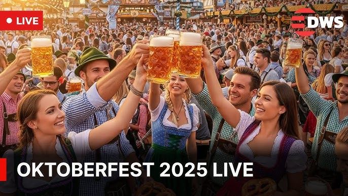 Glada människor i traditionella kläder skålar med stora ölglas på Oktoberfest.
