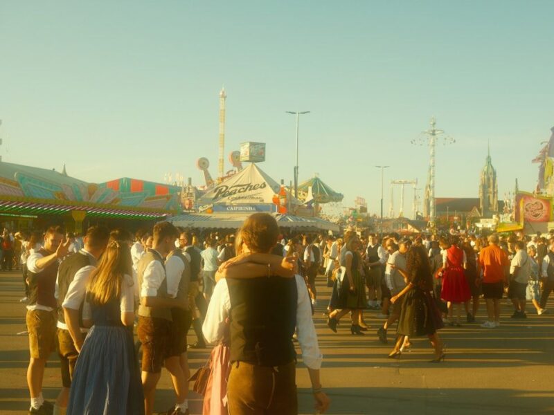 Folkmassa i traditionella bayerska kläder på Oktoberfest i München.