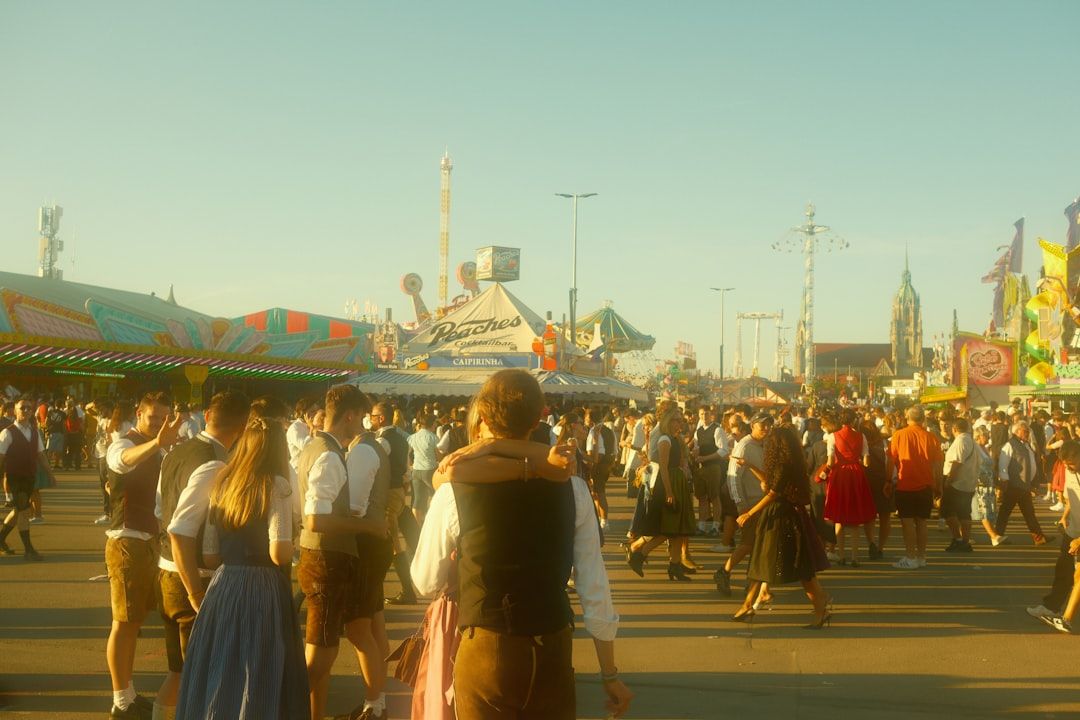 Folkmassa i traditionella bayerska kläder på Oktoberfest i München.