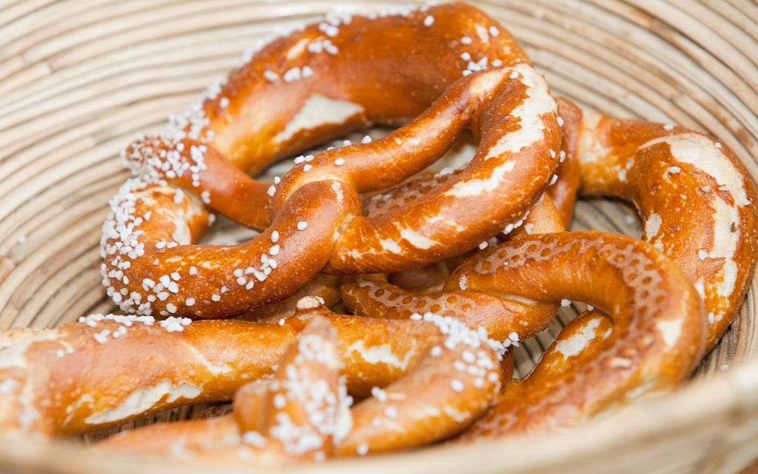 Gyllenbruna bayerska pretzels med grovt salt i en korg.